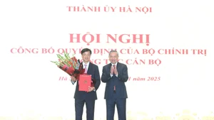 苏林总书记向阮维玉颁发决定书，并送花祝贺。