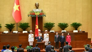 越南最高人民法院院长阮文广宣誓就职。