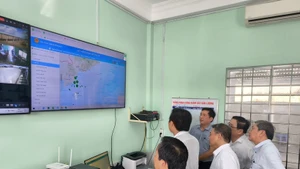 永隆省人民委员会及各部门领导在平大渔港视察渔船监控系统。（图片来源：越通社）