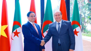 越南政府总理范明正与阿尔及利亚总理赛菲·喀里布。（图片来源：越通社）