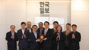 越南新闻工作者代表团与《韩国日报》代表合影。（图片来源：越通社）