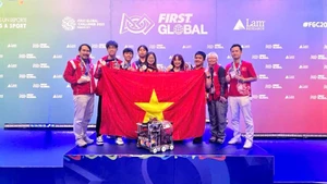 越南学生在机器人全球挑战赛中荣获银牌。