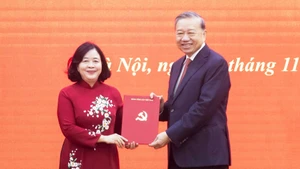 裴氏明怀同志担任祖国阵线和中央各群众团体党委书记。