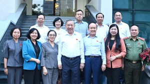 苏林总书记会见河内市选民【组图】