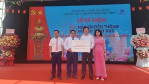 《人民报》社代表向学校赠送奖学金。