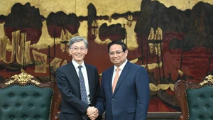 越南政府总理范明正会见国际货币基金组织副总裁冈村健司。
