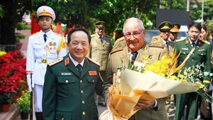 郑文决大将与古巴革命武装力量部部长阿尔瓦罗•洛佩斯•米耶拉上将。（图片来源：人民军队报）