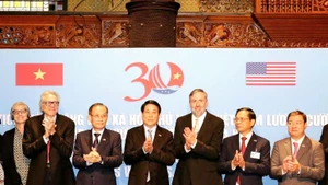 越南国家主席梁强同出席见面会的各位代表。（春棋 摄）