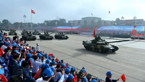 巴亭广场盛大国庆日上展示的现代化军事装备阵容【组图】