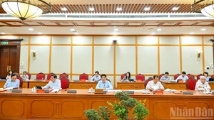 国家主席梁强与政治局委员、书记处成员和代表们与富寿省委常委举行工作会议。