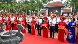 国会主席陈青敏出席越南国会常委会主席裴鹏抟纪念堂揭牌仪式【组图】