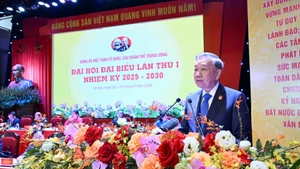 苏林总书记在会上发表讲话。