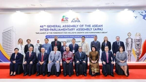 越南国会主席陈青敏与马来西亚总理安瓦尔·易卜拉欣及各代表团团长合影。（图片来源：越通社）