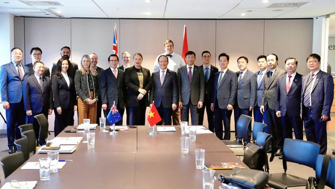 双方代表合影。