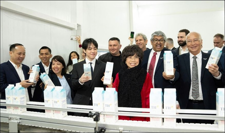 各位代表参观TH鲜奶加工厂。