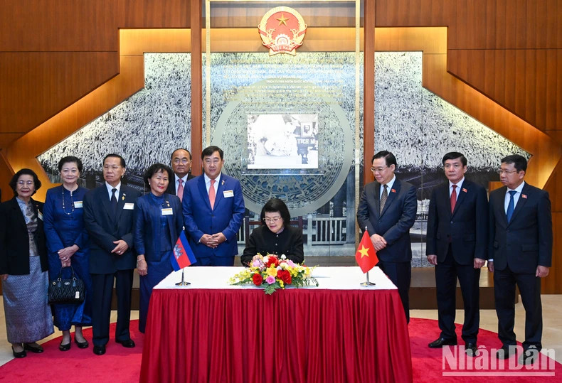 柬埔寨国会主席昆索达莉在越南国会传统陈列室的纪念簿上留言。 柬埔寨国会主席昆索达莉在越南国会传统陈列室的纪念簿上留言。