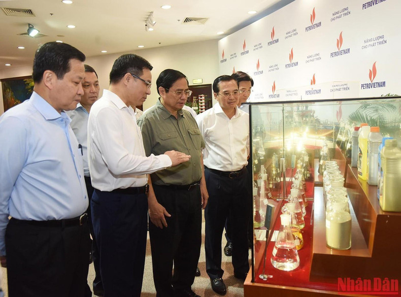 范明正总理参观国家石油集团的产品。