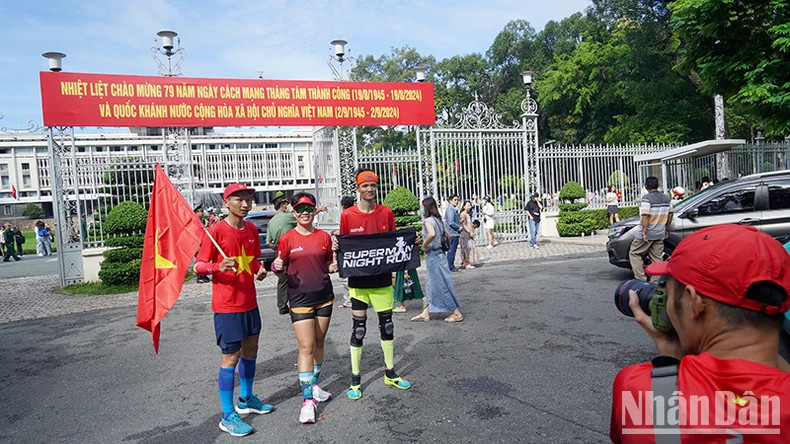 4·30公园周边地区，许多市民来到这里散步游玩。