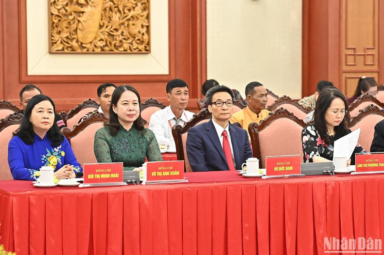 党、国家领导人出席见面会。 党、国家领导人出席见面会。