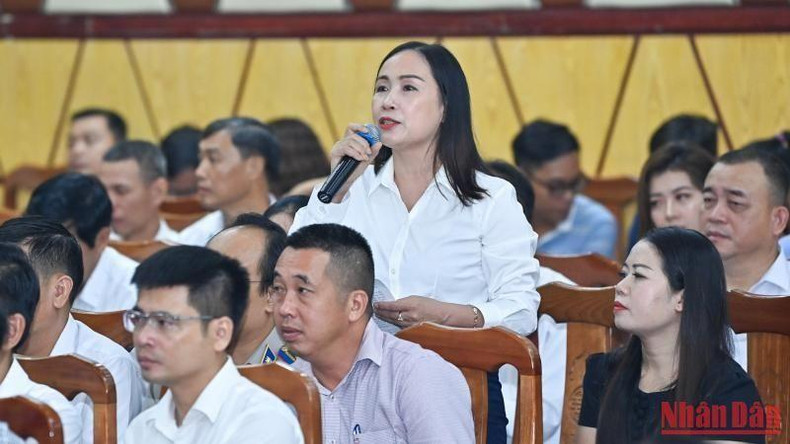 选民发表意见。 选民发表意见。