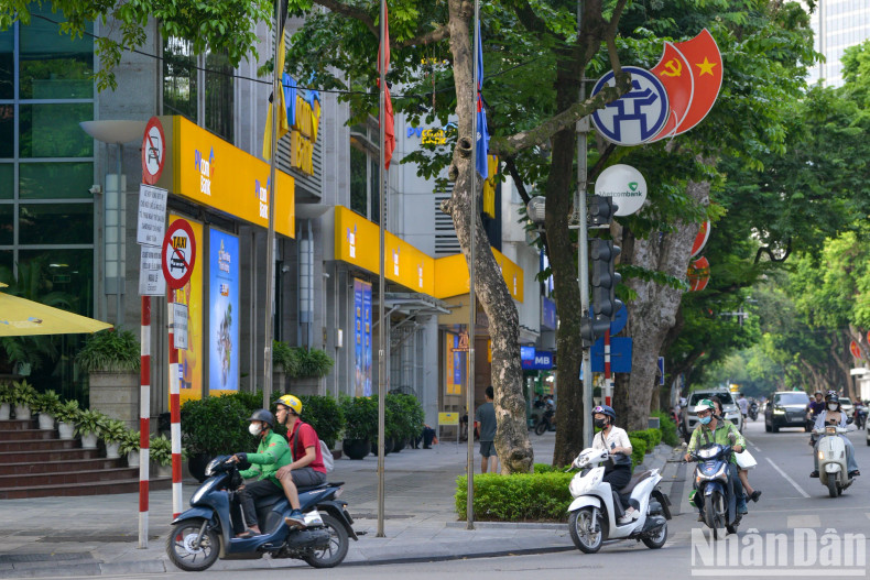 在为期两天的国葬仪式,各机关、单位、公共场所下半旗志哀,不组织公共娱乐活动。 在为期两天的国葬仪式,各机关、单位、公共场所下半旗志哀,不组织公共娱乐活动。