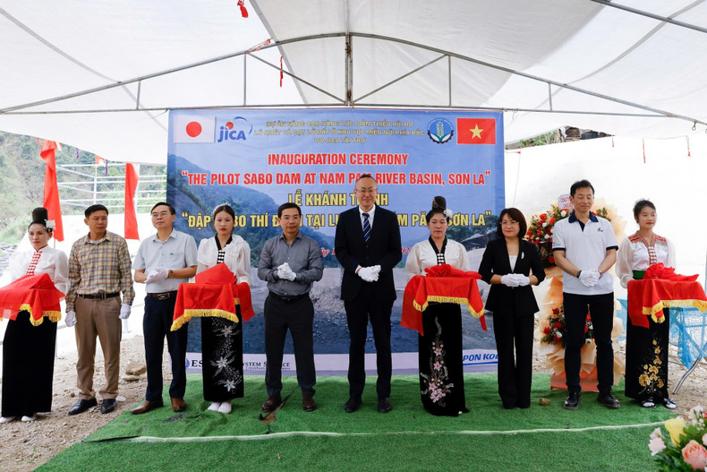 各位代表进行剪彩仪式。 各位代表进行剪彩仪式。