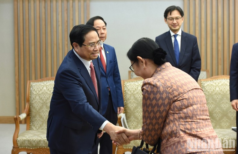 越南政府总理范明正欢迎陪同柬埔寨副首相、议会联络与监察部大臣梅森安的成员。