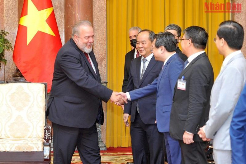 古巴总理曼努埃尔·马雷罗与越南代表团成员。