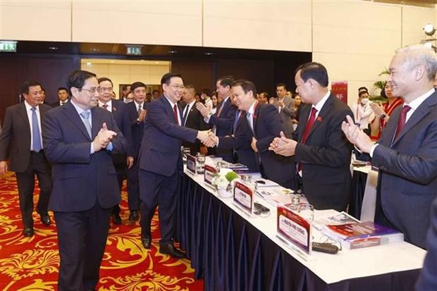越南政府总理范明正、国会主席王廷惠出席论坛。 越南政府总理范明正、国会主席王廷惠出席论坛。
