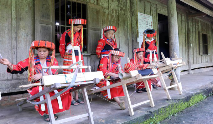 从小巴天族的女孩就受她的婆婆和母亲传授织布和刺绣的技艺，从而能制作在各节日和庆典穿着的传统服装。