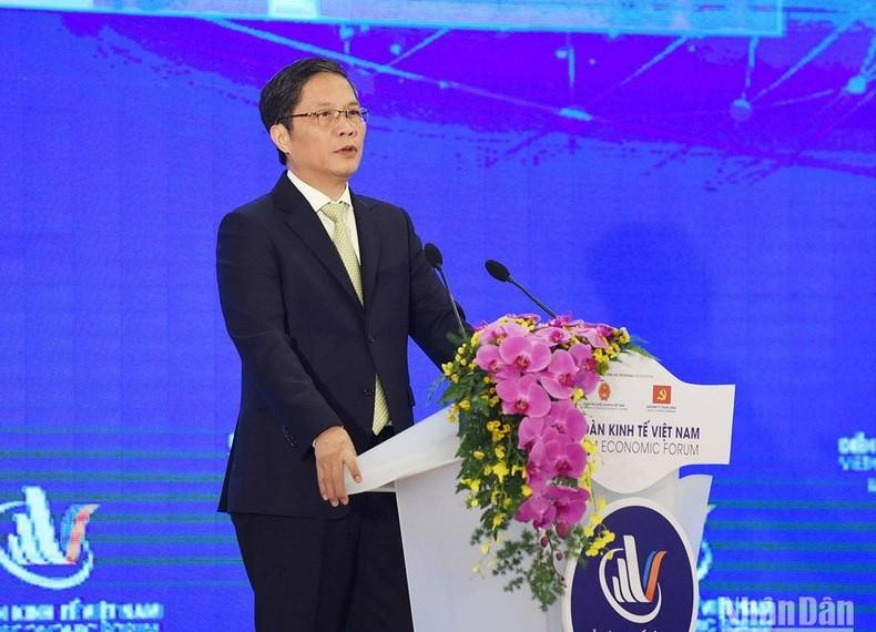 越共中央经济部部长陈俊英在论坛上发表讲话。 越共中央经济部部长陈俊英在论坛上发表讲话。