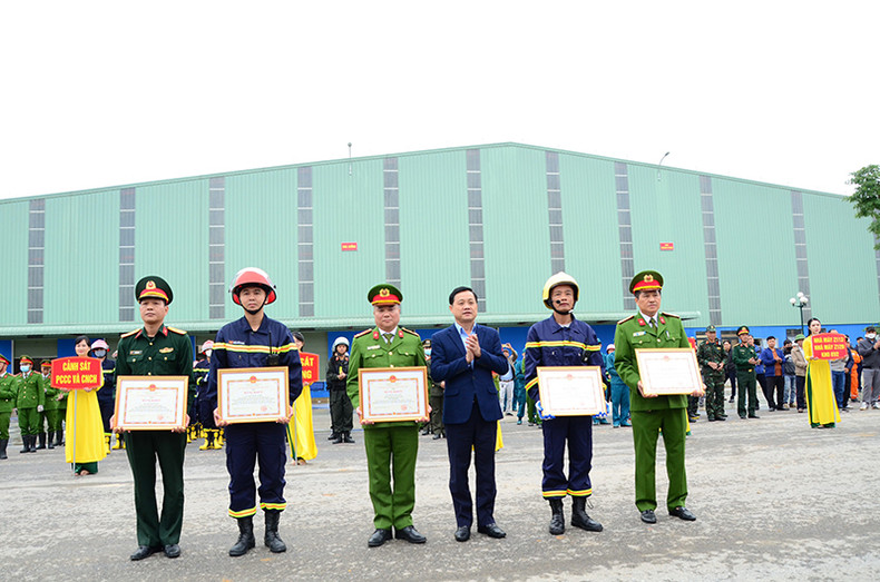 宣光省领领导人向个人颁发奖状。