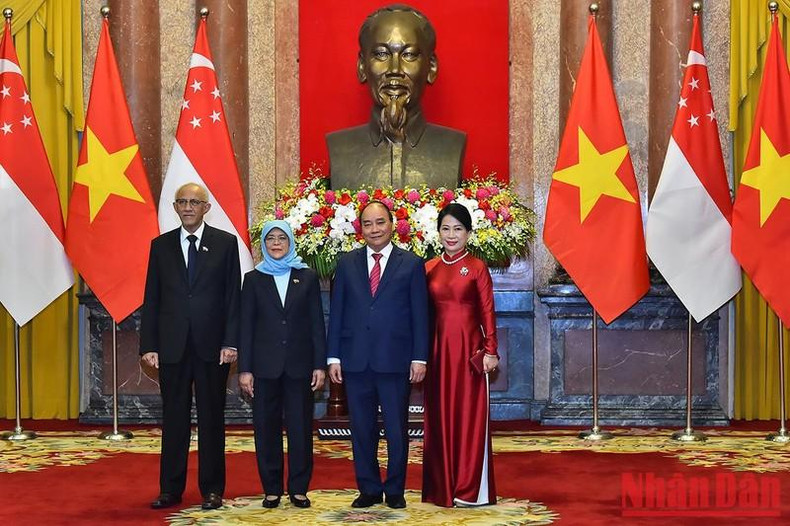 越南国家主席阮春福及夫人同新加坡共和国总统哈莉玛•雅各布及夫君合影。 越南国家主席阮春福及夫人同新加坡共和国总统哈莉玛•雅各布及夫君合影。