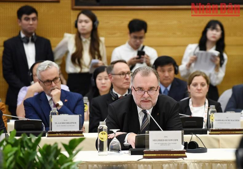 德国代表发表讲话。