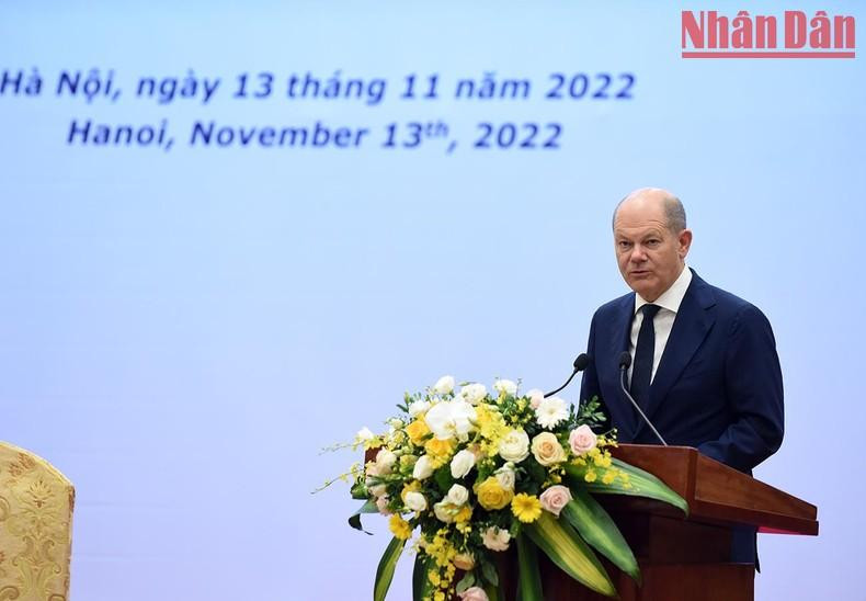 德国总理奥拉夫·朔尔茨在会上发表讲话。