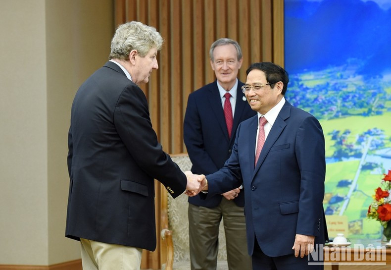 范明正总理欢迎陪同参议员迈克·克雷波的成员。