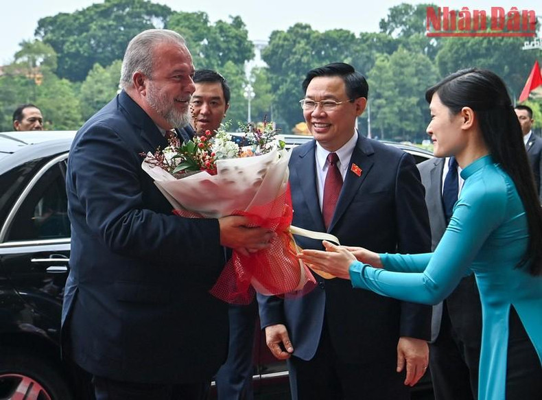 越南国会办公厅人员向古巴总理曼努埃尔·马雷罗赠送鲜花。 越南国会办公厅人员向古巴总理曼努埃尔·马雷罗赠送鲜花。
