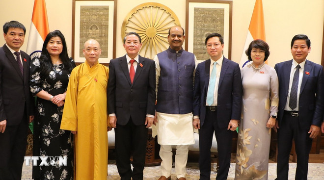 越南国会代表团与印度众议院议长奥姆·比尔拉合影。 越南国会代表团与印度众议院议长奥姆·比尔拉合影。