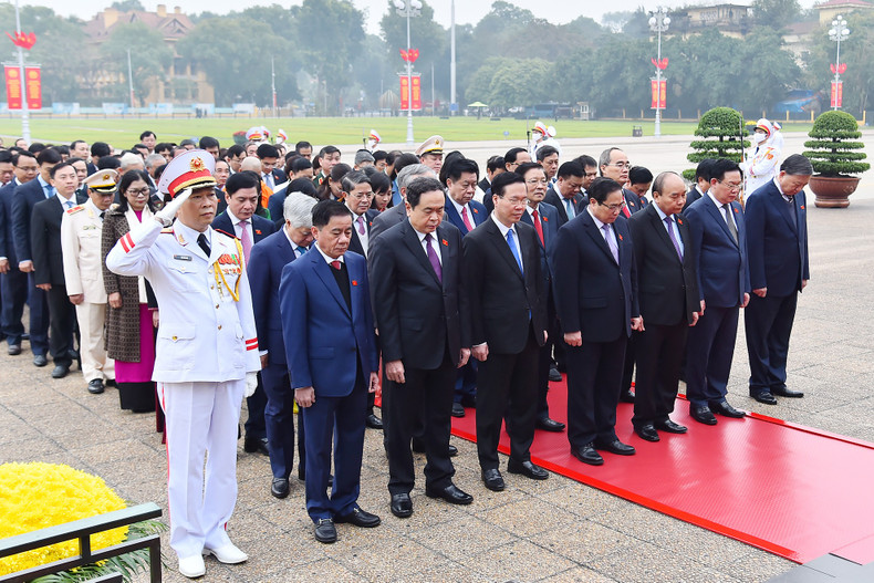 越南国家主席阮春福,政府总理范明正,国会主席王廷惠以及各位代表缅怀胡志明主席。 越南国家主席阮春福,政府总理范明正,国会主席王廷惠以及各位代表缅怀胡志明主席。