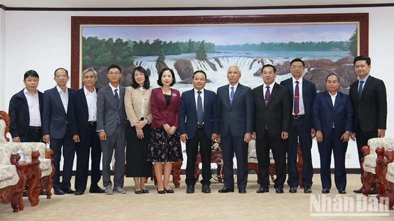 老挝人民革命党中央宣训部部长坎潘·佩亚翁与越南《人民报》社代表团合影。 老挝人民革命党中央宣训部部长坎潘·佩亚翁与越南《人民报》社代表团合影。