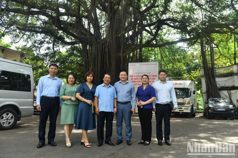 民族委员会代表团在《人民报》社总部合影留念。