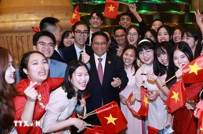 旅居重庆市的越南人社区热烈欢迎范明正总理。