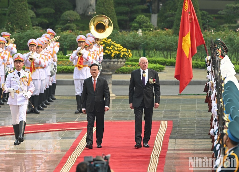 越南国家主席武文赏与澳大利亚总督戴维·赫尔利检阅越南人民军仪仗队。 越南国家主席武文赏与澳大利亚总督戴维·赫尔利检阅越南人民军仪仗队。