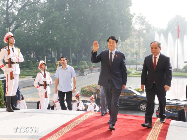 越南国家主席梁强前往主席府。