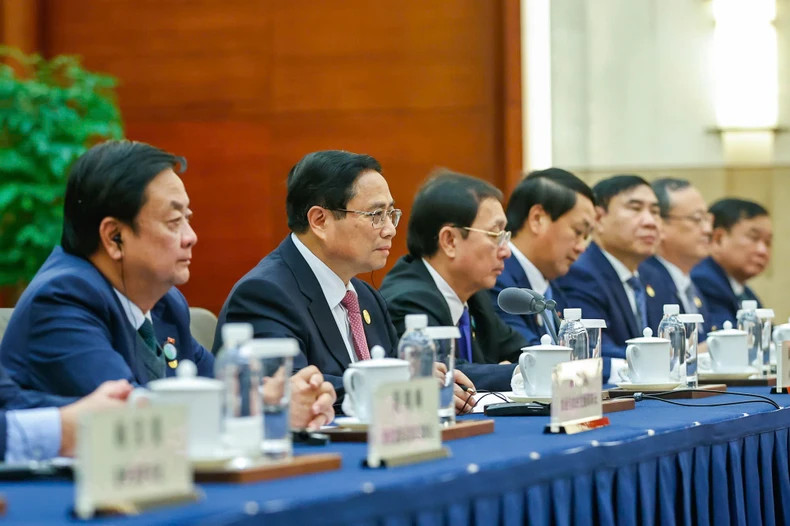 越南政府总理范明正在会谈中发表讲话。