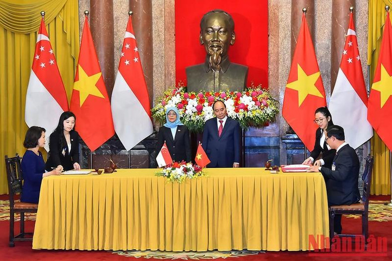 越南国家主席阮春福与新加坡总统哈莉玛•雅各布见证了新加坡技术教育学院与越南劳动荣军与社会部职业教育总局之间的职业教育领域合作备忘录签字仪式。 越南国家主席阮春福与新加坡总统哈莉玛•雅各布见证了新加坡技术教育学院与越南劳动荣军与社会部职业教育总局之间的职业教育领域合作备忘录签字仪式。