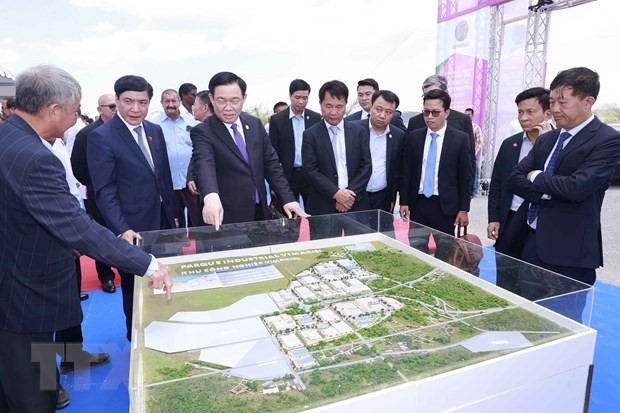 越南国会主席王廷惠参观马里埃尔开发特区Viglacera Corporation Vimariel工业园的效果图。 越南国会主席王廷惠参观马里埃尔开发特区Viglacera Corporation Vimariel工业园的效果图。