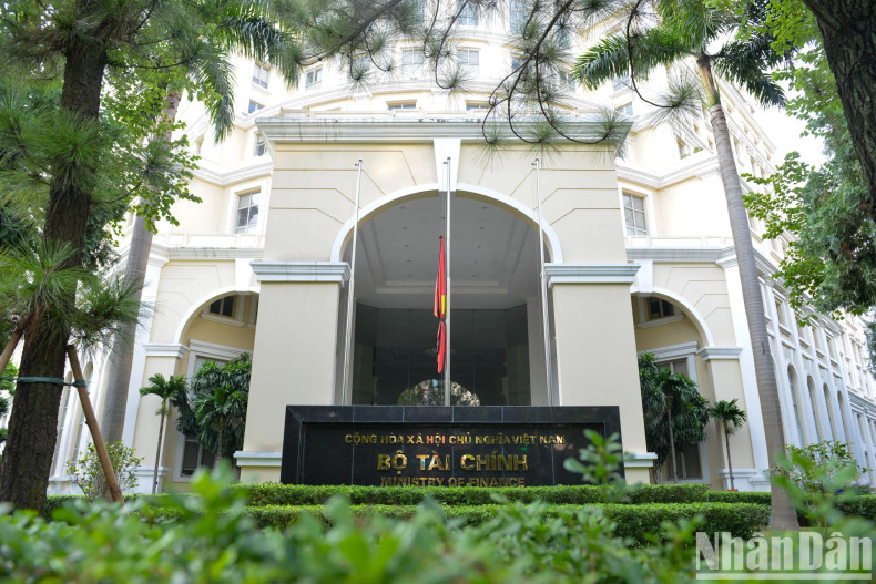 财政部总部下半旗致哀。 财政部总部下半旗致哀。