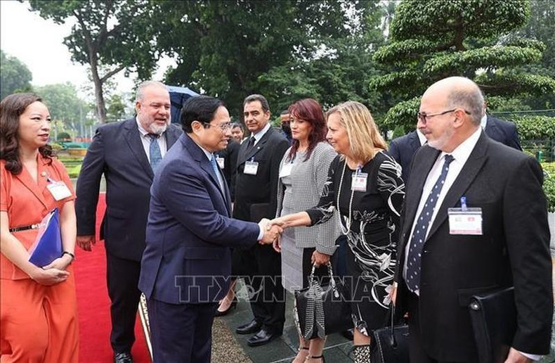 古巴总理曼努埃尔•马雷罗•克鲁斯向越南政府总理范明正介绍古巴代表团成员。 古巴总理曼努埃尔•马雷罗•克鲁斯向越南政府总理范明正介绍古巴代表团成员。