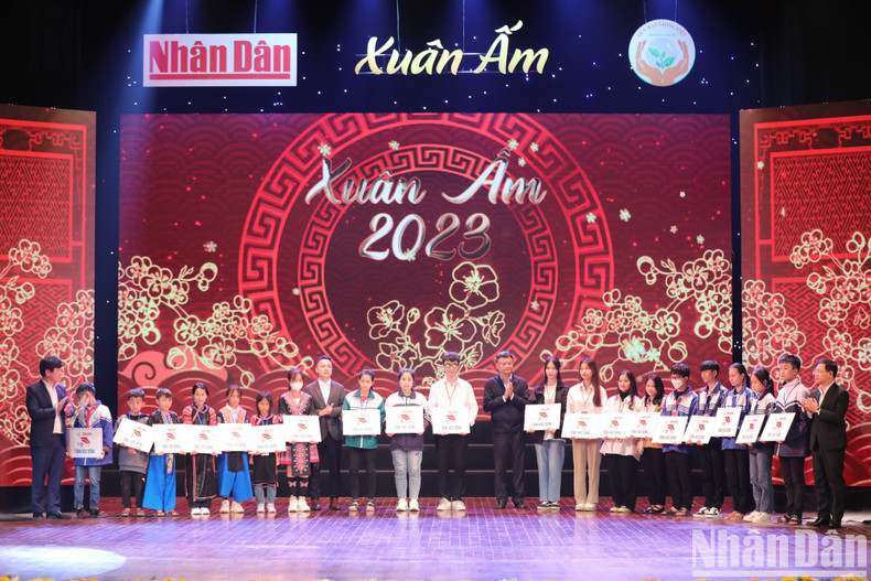 越南种子基金会管理委员会副主席武曰段,人民电视中心主任武维兴,越南国家油气集团和军队商业股份银行代表向贫困学生赠送20份奖学金。 越南种子基金会管理委员会副主席武曰段,人民电视中心主任武维兴,越南国家油气集团和军队商业股份银行代表向贫困学生赠送20份奖学金。